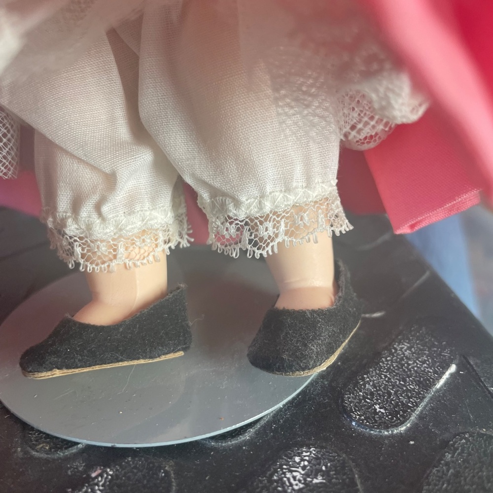 Madame Alexander 8" Portugal 585 Doll, International Collection - Picture 3 of 5